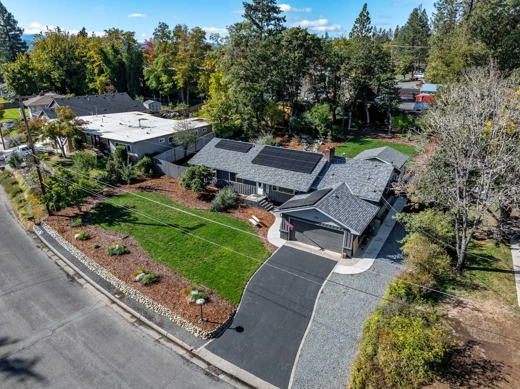 740 NW Kinney Street Grants Pass OR 97526