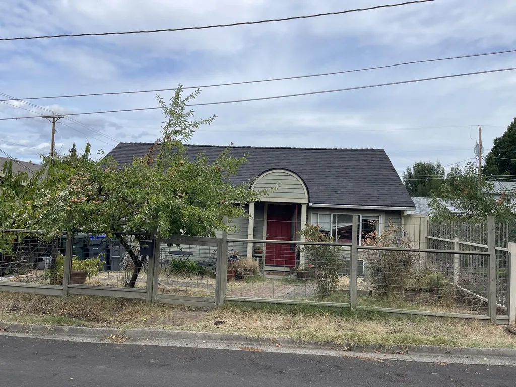36 Dewey Street Ashland OR 97520