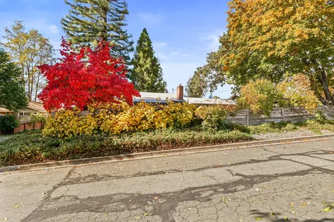 946 NE 12th Street Grants Pass OR 97526