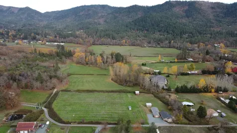 2571 E Evans Creek Road Rogue River OR 97537