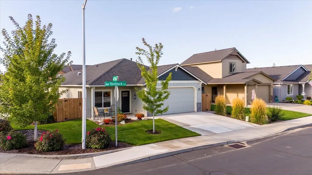 2920 NW Hemlock Lane Redmond OR 97756
