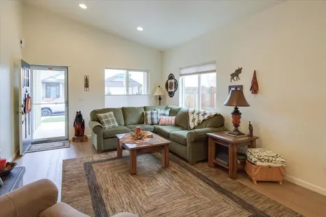 2920 NW Hemlock Lane Redmond OR 97756