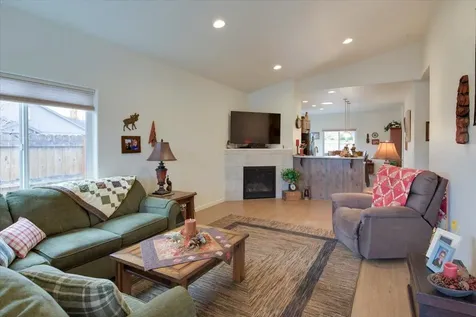 2920 NW Hemlock Lane Redmond OR 97756