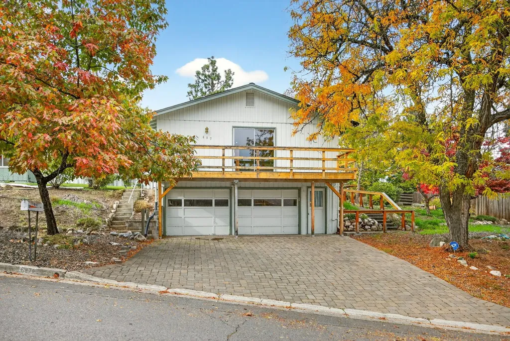 697 Oak Knoll Drive Ashland OR 97520