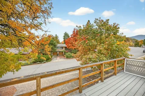697 Oak Knoll Drive Ashland OR 97520