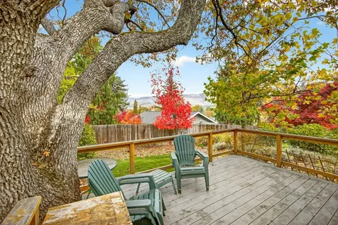 697 Oak Knoll Drive Ashland OR 97520