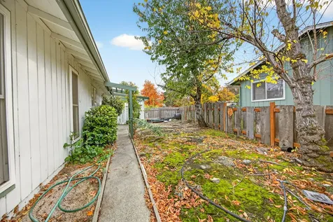 697 Oak Knoll Drive Ashland OR 97520