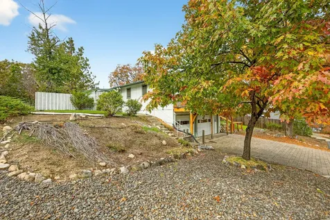 697 Oak Knoll Drive Ashland OR 97520