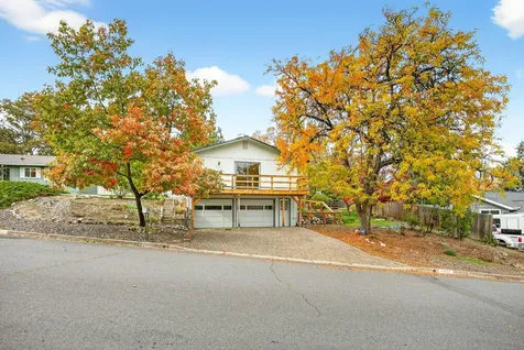 697 Oak Knoll Drive Ashland OR 97520