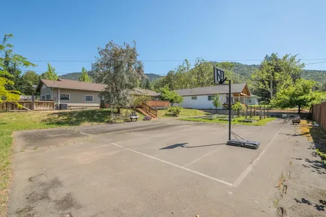 183 NE Scenic Drive Grants Pass OR 97526