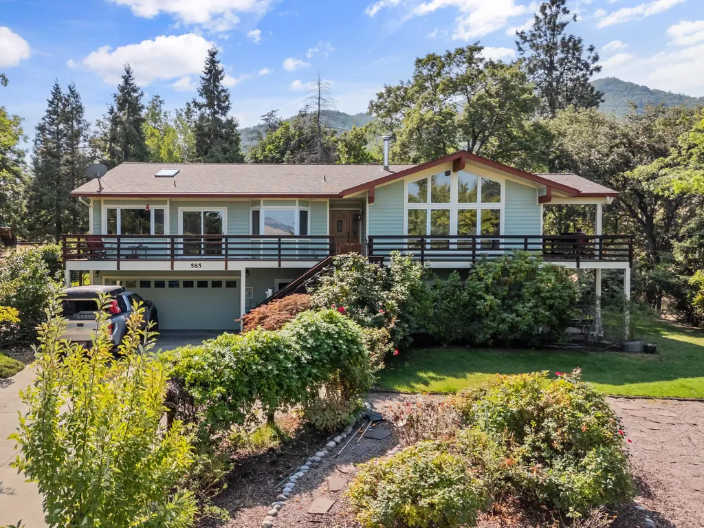 585 Nyla Lane Ashland OR 97520