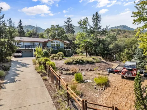 585 Nyla Lane Ashland OR 97520