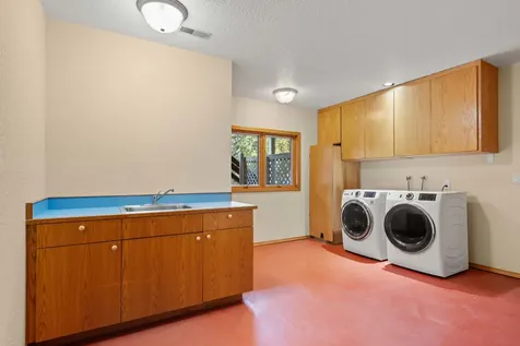 585 Nyla Lane Ashland OR 97520