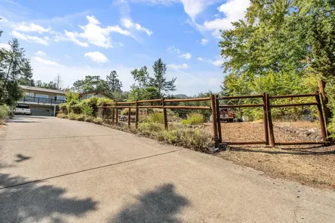 585 Nyla Lane Ashland OR 97520