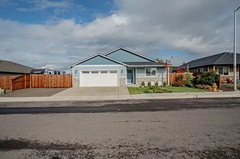 712 Nottingham Terrace Eagle Point OR 97524