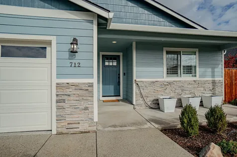 712 Nottingham Terrace Eagle Point OR 97524