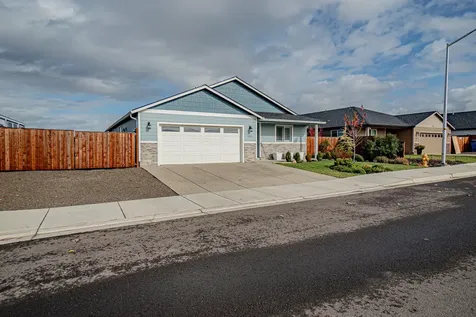 712 Nottingham Terrace Eagle Point OR 97524
