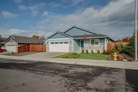 712 Nottingham Terrace Eagle Point OR 97524