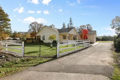 6400 Rogue River Drive Shady Cove OR 97539