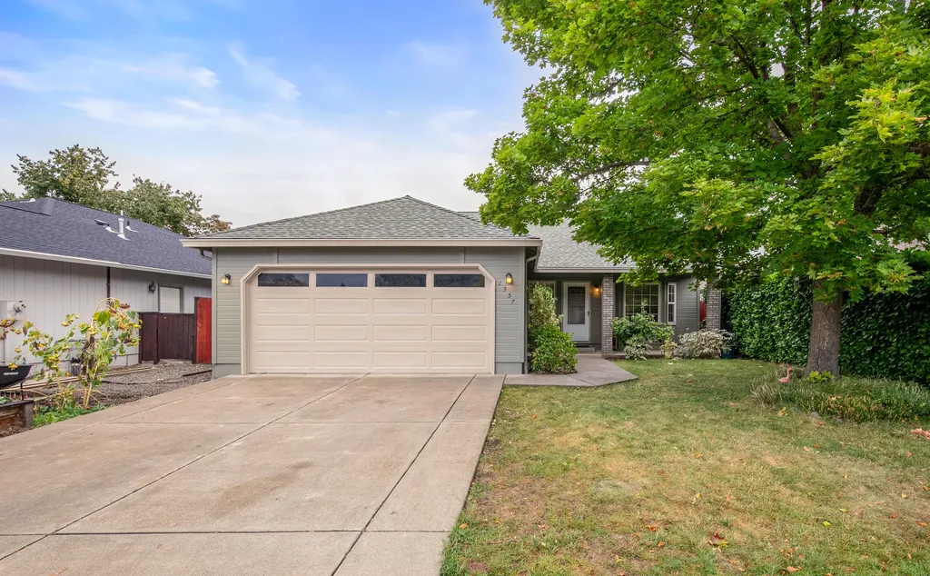 1557 Summer Place Talent OR 97540