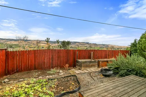 1557 Summer Place Talent OR 97540