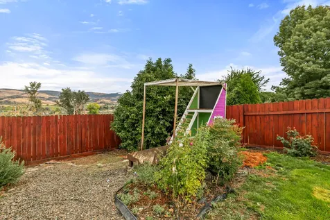1557 Summer Place Talent OR 97540
