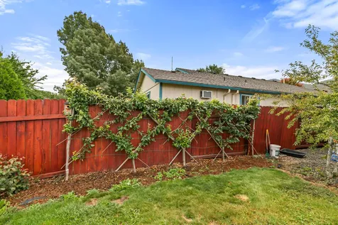 1557 Summer Place Talent OR 97540
