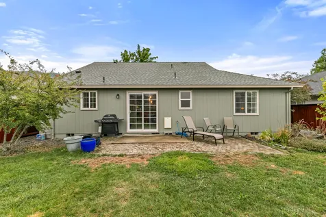 1557 Summer Place Talent OR 97540
