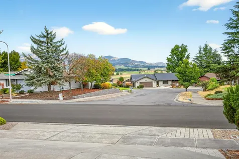1266 La Loma Drive Medford OR 97504