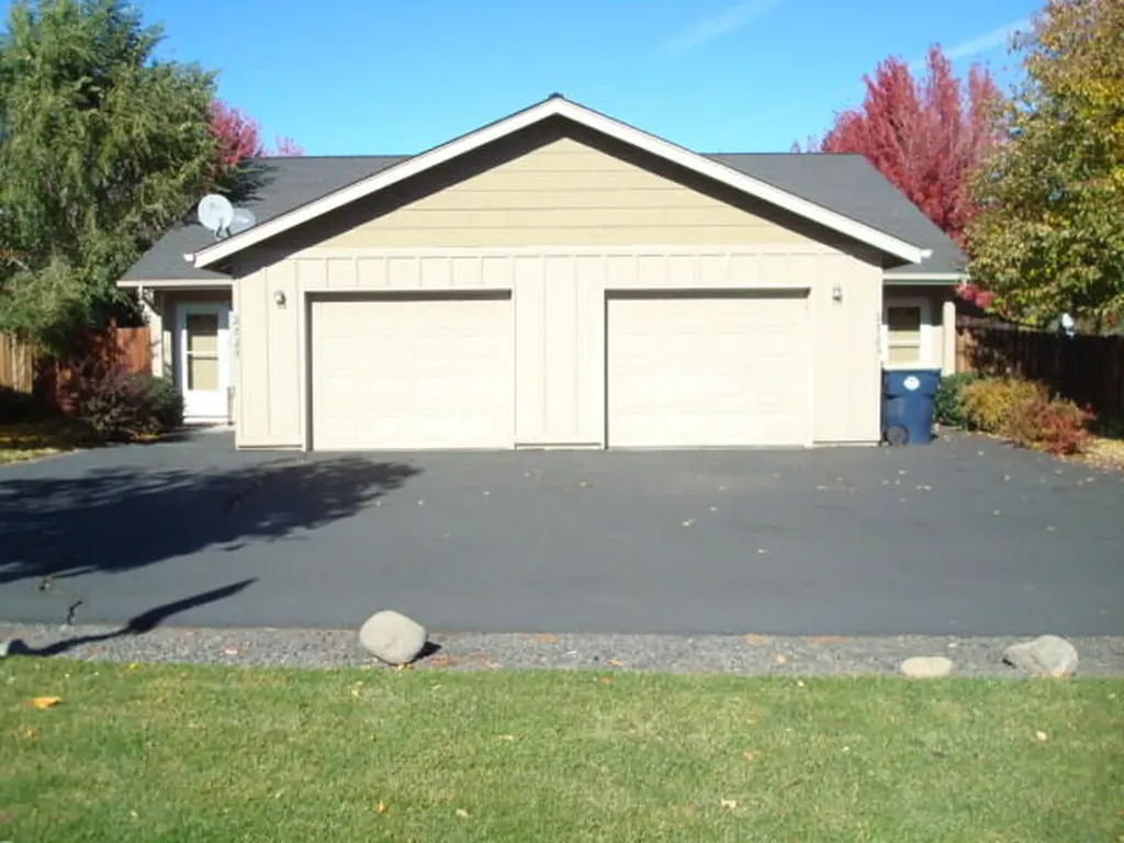 2723 SW Salmon Avenue Redmond OR 97756