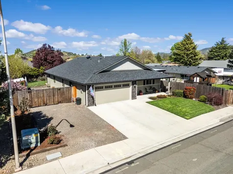 2271 Smokethorn Way Medford OR 97504