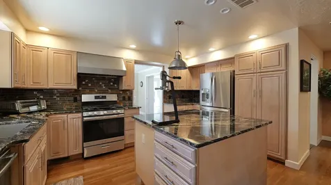 2424 Pembroke Circle Medford OR 97504
