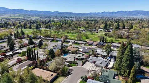 2424 Pembroke Circle Medford OR 97504