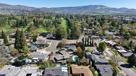 2424 Pembroke Circle Medford OR 97504