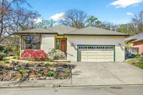 1027 Oak Knoll Drive Ashland OR 97520