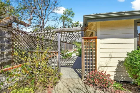 1027 Oak Knoll Drive Ashland OR 97520