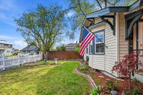 726 NW Birch Avenue Redmond OR 97756