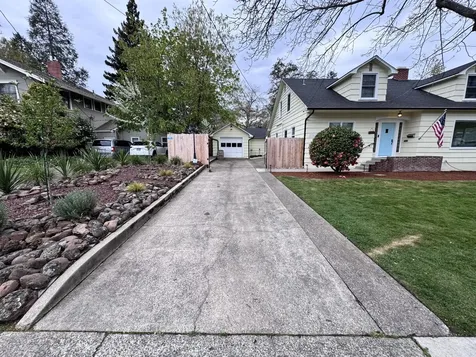 736 NW 3rd Street Grants Pass OR 97526