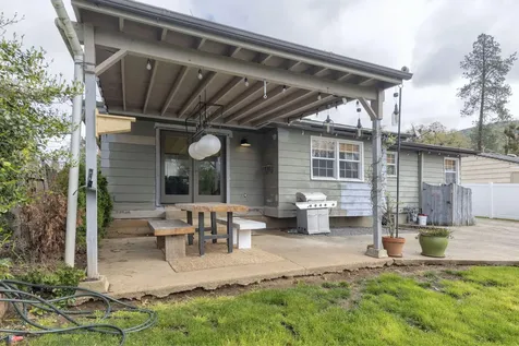 727 NE Memorial Drive Grants Pass OR 97526