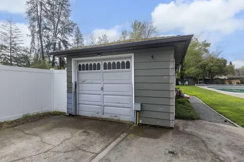 727 NE Memorial Drive Grants Pass OR 97526