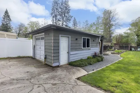 727 NE Memorial Drive Grants Pass OR 97526