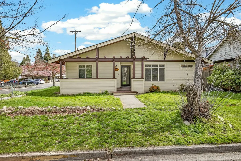 24 Dewey Street Ashland OR 97520