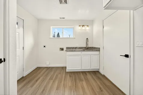 24 Dewey Street Ashland OR 97520