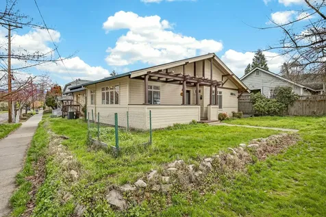 24 Dewey Street Ashland OR 97520