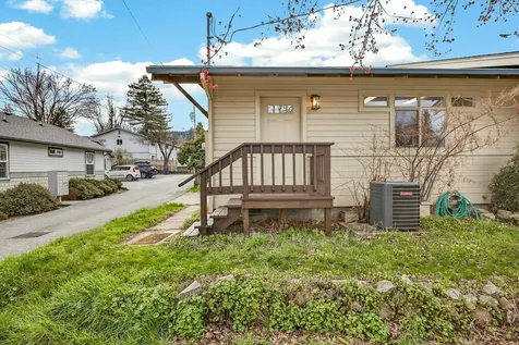 24 Dewey Street Ashland OR 97520