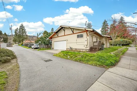 24 Dewey Street Ashland OR 97520