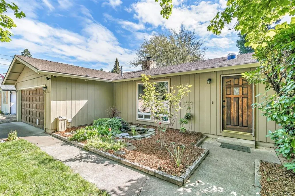 1883 S Peach Street Medford OR 97501