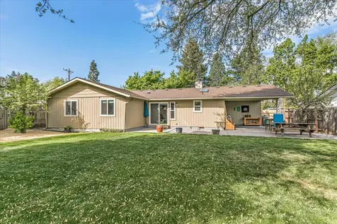 1883 S Peach Street Medford OR 97501