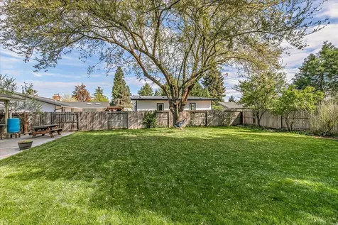 1883 S Peach Street Medford OR 97501