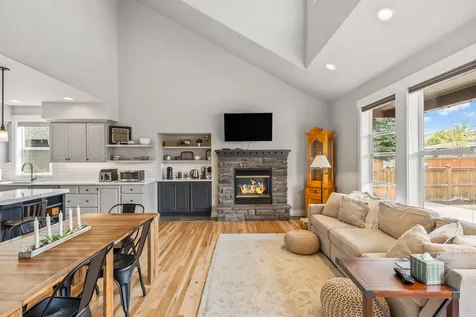 1037 NW Rimrock Drive Redmond OR 97756
